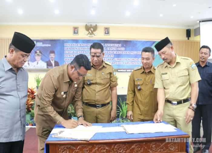 Bupati Bintan Apri Sujadi saat menandatangai fakta integritas
